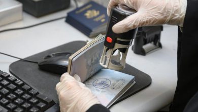 ختم بالخط العربي على جوازات سفر القادمين إلى السعودية