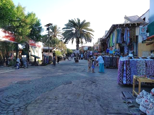 سوق مدينة دهب و 4 أماكن سياحية لزيارتها