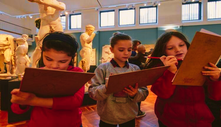 مجموعة من الطلال في برامج التعليم في متحف أشموليان أول متحف في العالم
