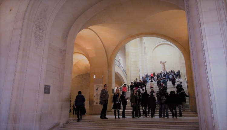 ماذا يوجد في متحف اللوفر في باريس؟