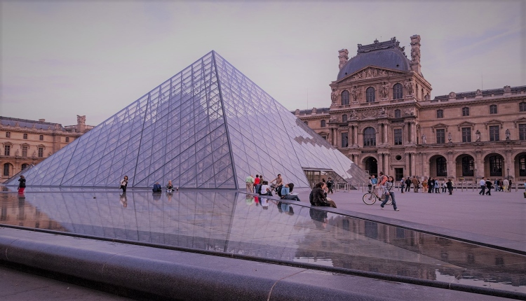 ماذا يوجد في متحف اللوفر في باريس؟