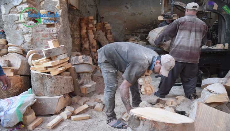 صناعة أشكال من خشب الأشجار 