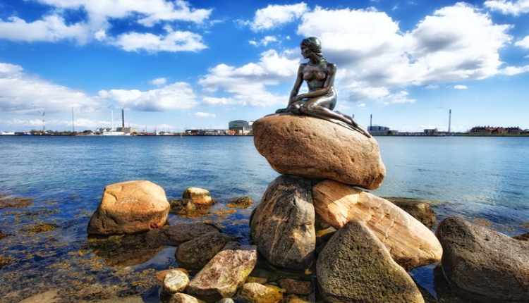 تمثال حورية البحر الصغيرة في كوبنهاجن